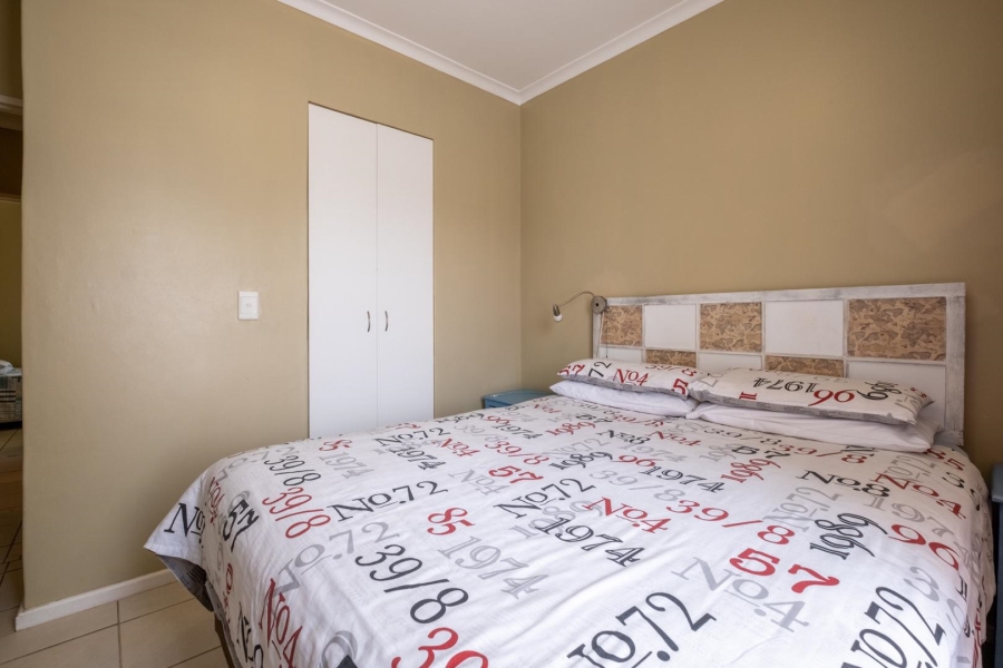 To Let 2 Bedroom Property for Rent in Uitzicht Western Cape